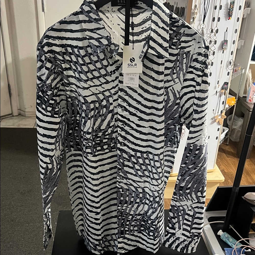 SSLR Men's Black & White Patterned Casual Button-Down Shirt